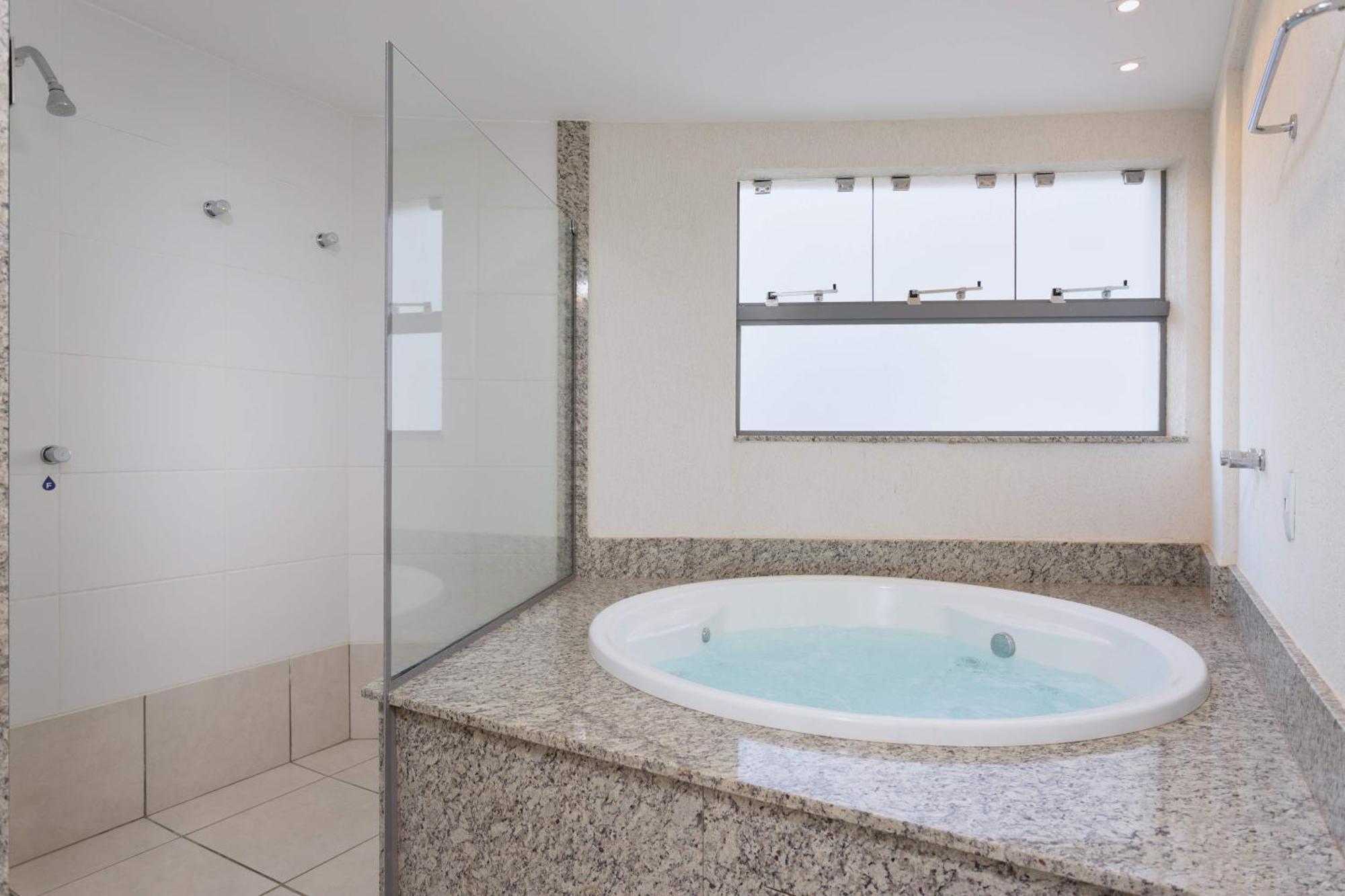 King Suite Spa Bath,1282837843:JPEG